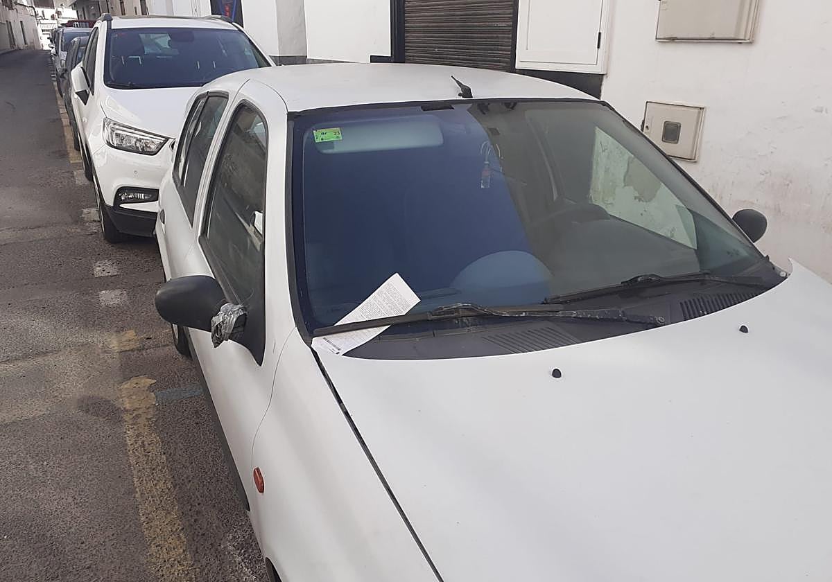 Vehículo sancionado en el centro de la capital, que no pudo ser retirado al no haber servicio de grúa.