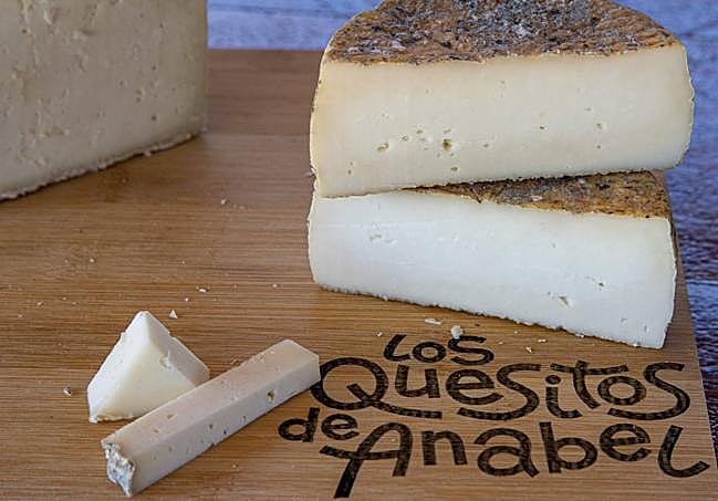 Quesos producidos en la quesería de la granja.