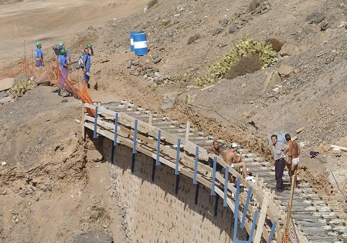 Numerosas obras son encargadas por Tragsa. En la imagen una en el Confital hace unos años.