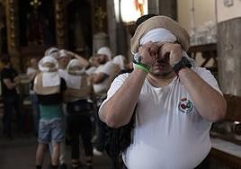Costaleros preparándose para el penúltimo ensayo antes del domingo de Ramos.