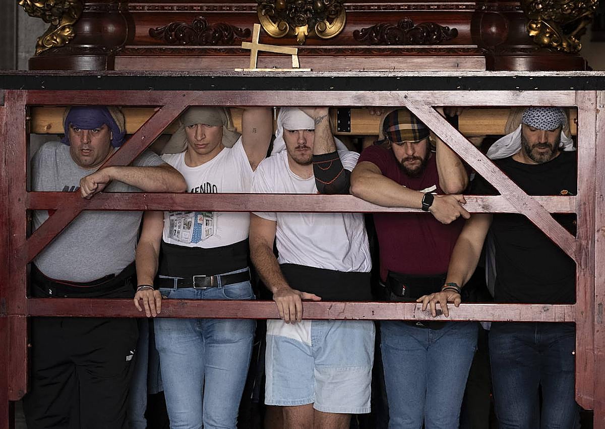 Imagen secundaria 1 - La fe ciega del costalero llena Vegueta