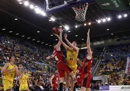 Ben Lammers anota entre dos defensores.