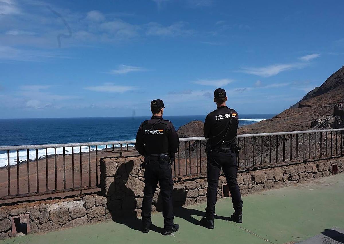 Imagen secundaria 1 - Más imágenes de la búsqueda de los menores en la playa capitalina.