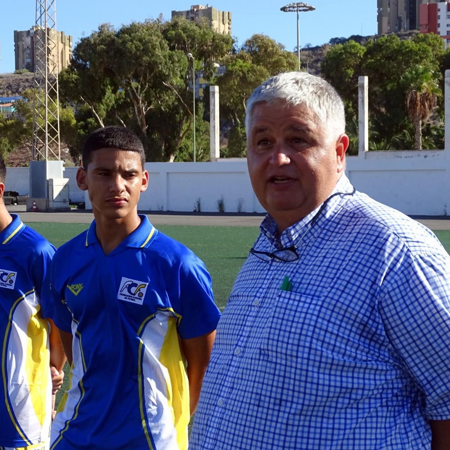 Imagen principal - Yassine, junto con el presidente de la Federación Interinsular de Las Palmas, José Juan Arencibia (arriba). En el centro, en una imagen reciente con la camiseta del Unión Viera y abajo, en sus primeros años con la elástica de la UD Las Palmas.