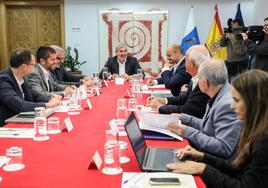 Imagen de la reunión de Clavijo con el rector de la ULPGC, Lluís Serra, y el el de la ULL, Francisco Javier García Rodríguez.