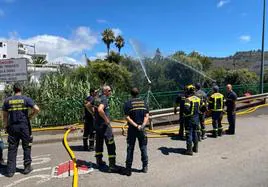 Bomberos del Consorcio de Emergencias de Gran Canaria refrescando un espacio foresstal.