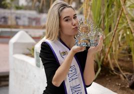 Dayanara Hernández posa con su corona de reina.