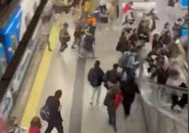 Imagen de los usuarios de Metro Madrid huyendo de la estación tras la «explosión».