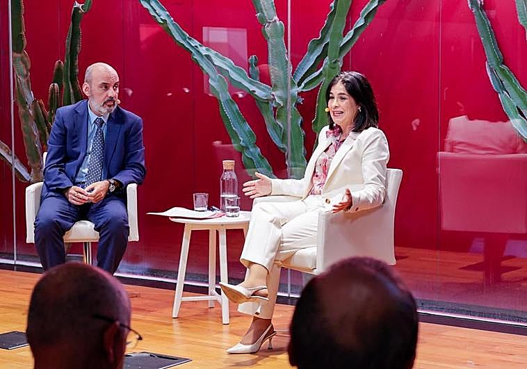 Carolina Darias, en un momento del foro CANARIAS7, junto al director del periódico, Francisco Suárez Álamo.