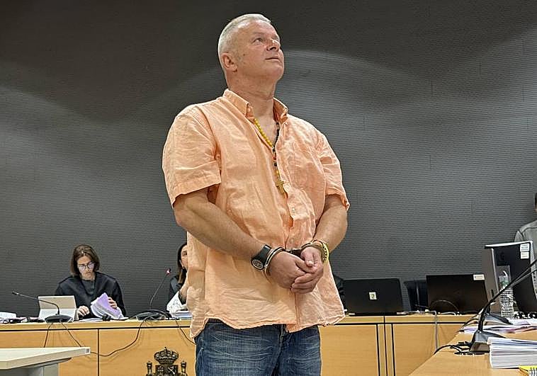 El acusado, engrilletado durante el juicio.