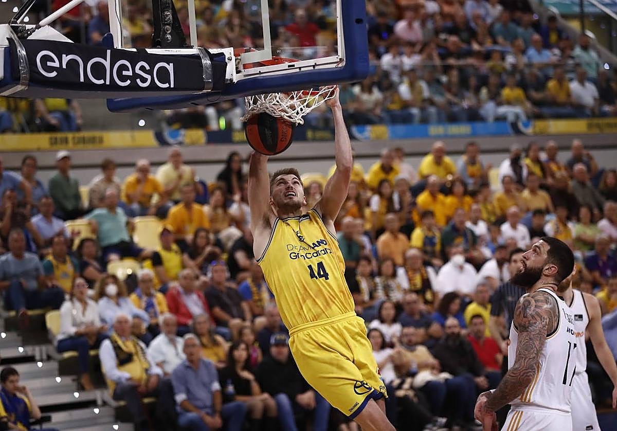 Ben Lammers machaca ante el Real Madrid.