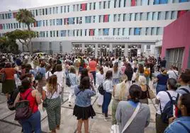 Foto de archivo de aspirantes a una plaza docente en las oposiciones de maestros de 2022.