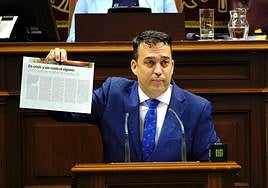 El portavoz del grupo Popular, Juan Manuel García Casañas, muestra un artículo de CANARIAS7 durante su intervención.