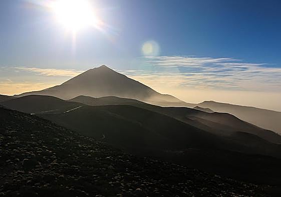 Imagen del Teide envuelto en calima.