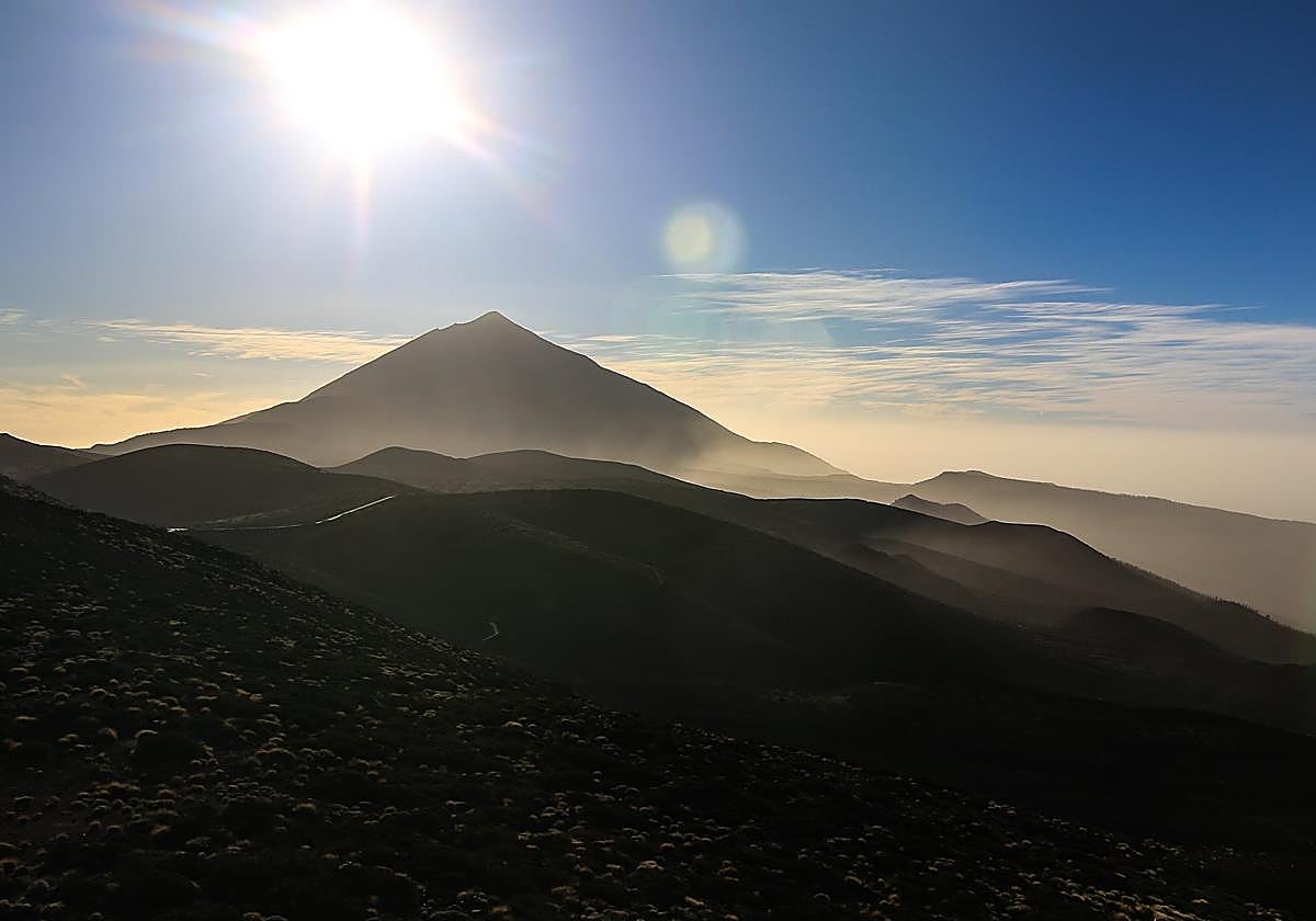 Imagen del Teide envuelto en calima.