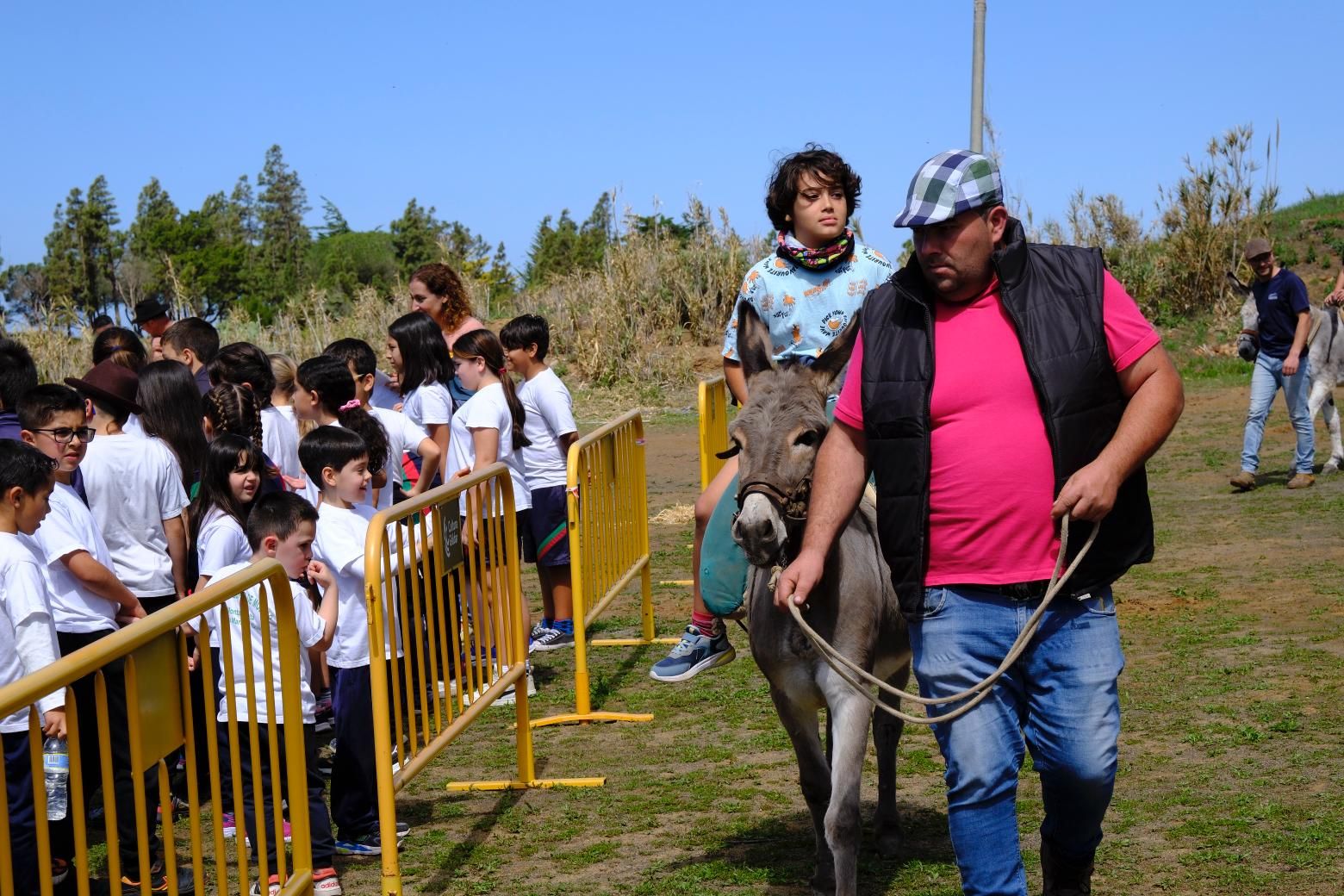 Más de 300 estudiantes conocen la vida rural