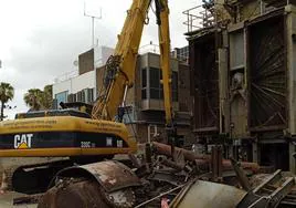 Trabajos de reterida de residuos de varios grupos de vapor de la central térmica de Jinámar.