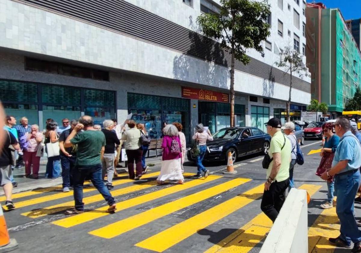 Imagen principal - Protesta y obras en la calle Doctor José Guerra Navarro. 
