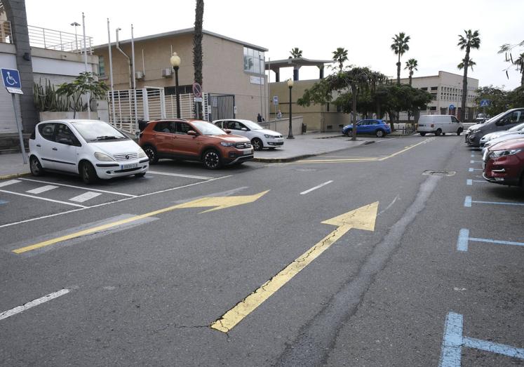 Los conductores que entran en la calle se ven obligados a salir hacia la autovía.