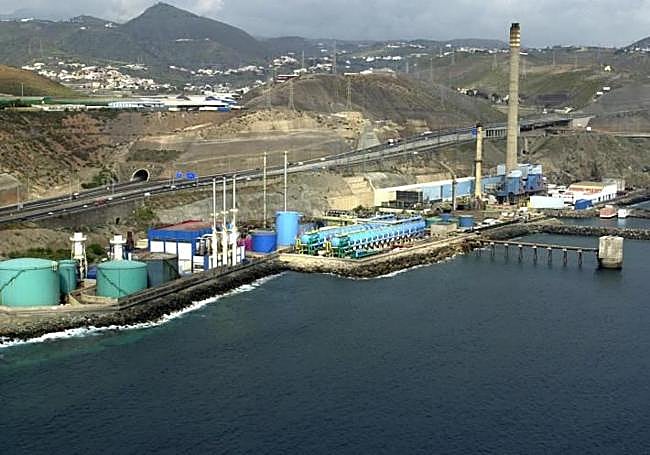 Otra vista, desde el mar, de las instalaciones de la central de Jinámar.