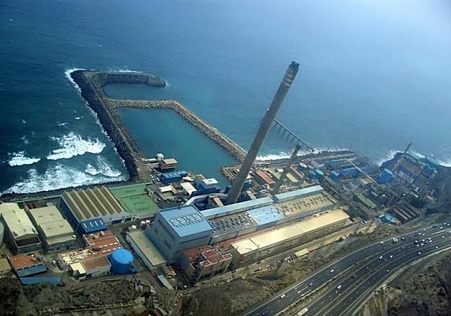 Vista de la central térmica de Jinámar, en la entrada la capital por Telde.
