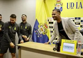 Imagen de la rueda de prensa de despedida de Jonathan Viera del club amarillo en diciembre de 2023.