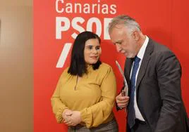 Ángel Víctor Rorres con la presidenta de la Federación Canaria de Municipios, Mari Brito,