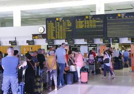 Viajeros facturando equipaje en la terminal principal de Guacimeta.