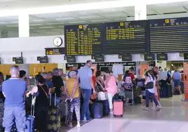 Viajeros facturando equipaje en la terminal principal de Guacimeta.