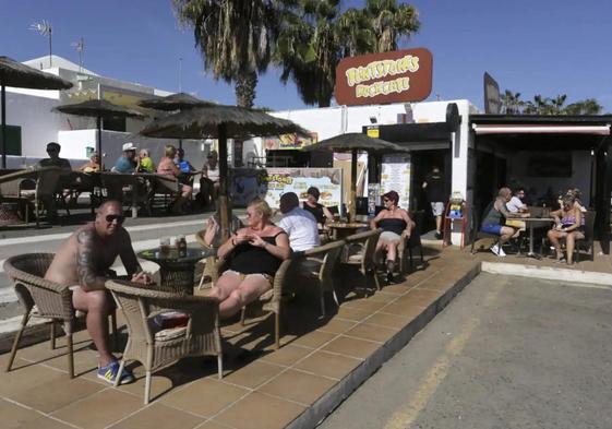 Negocio en Costa Teguise con presencia de residentes y turistas de condición britanica.