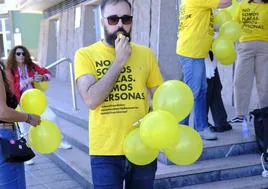 Un docente en la concentración de este viernes en la sede de Educación, en la capital grancanaria.