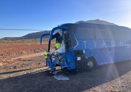 Imagen de la guagua accidentada en Tuineje, Fuerteventura.