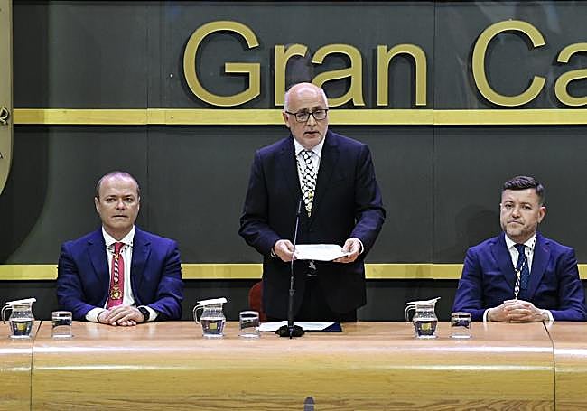 El presidente del Cabildo leyendo el discurso en el 11 aniversario de la corporación.