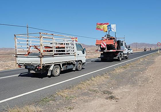 Cabeza de la caravana del sector primario a su salida de la Cooperativa Agrícola de Gran Tarajal, en los Llanos de la Higuera, en el municipio de Tuineje, rumbo a Puerto del Rosario.