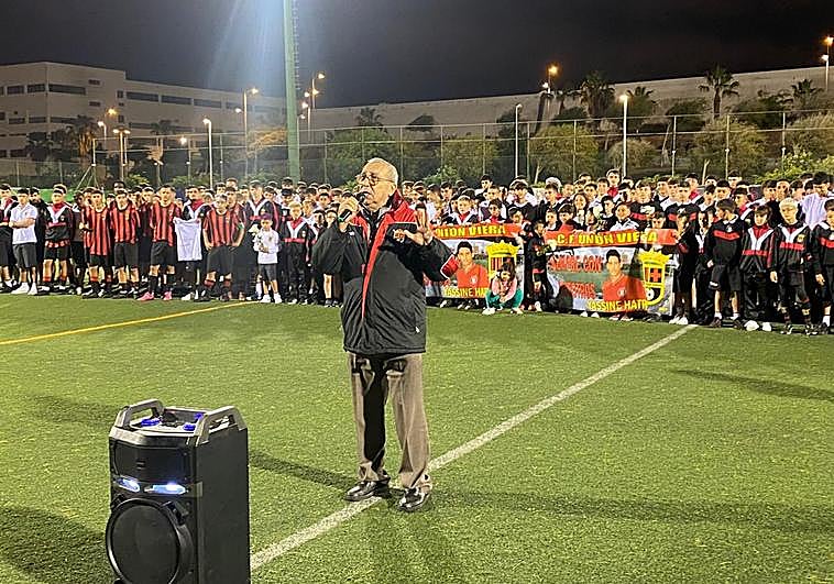 El presidente del Unión Viera, Juan Francisco Ramos, se dirige a la afición durante el acto emotivo en apoyo a la familia de Yassine, jugador del Juvenil B de este club.