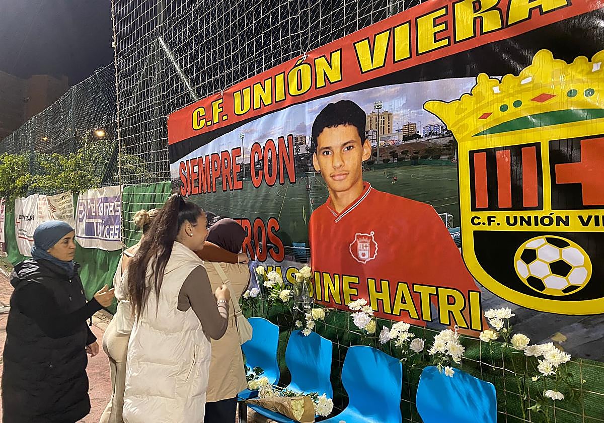 Imagen principal - Imágenes emotivas de un acto especial en honor a Yassine.