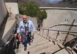 El presidente del Cabildo, Antonio Morales, en una visita a la presa de Soria.