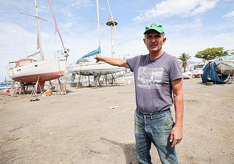 Ricardo Ortega muestra algunos de los barcos abandonados que llevan años en el varadero del Puerto de Arguineguín.