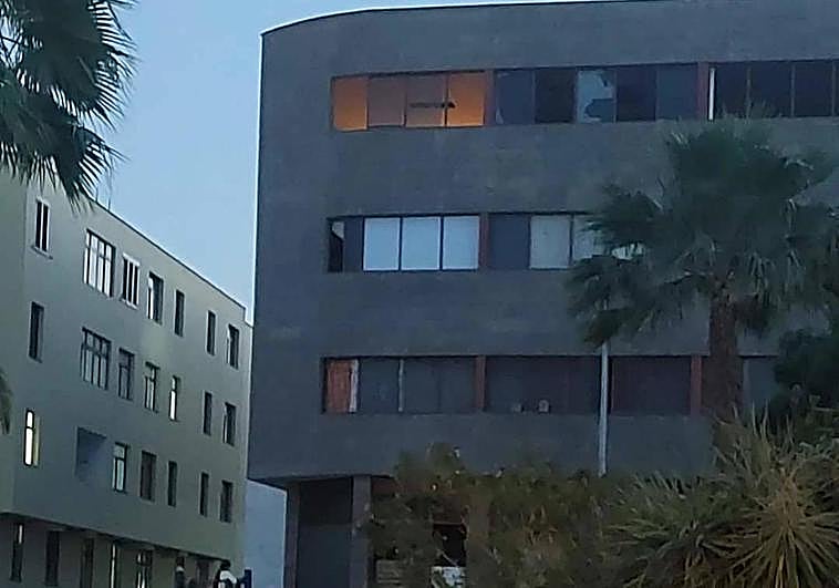 Imagen del edificio, anoche, donde se puede ver luz en uno de sus pisos.