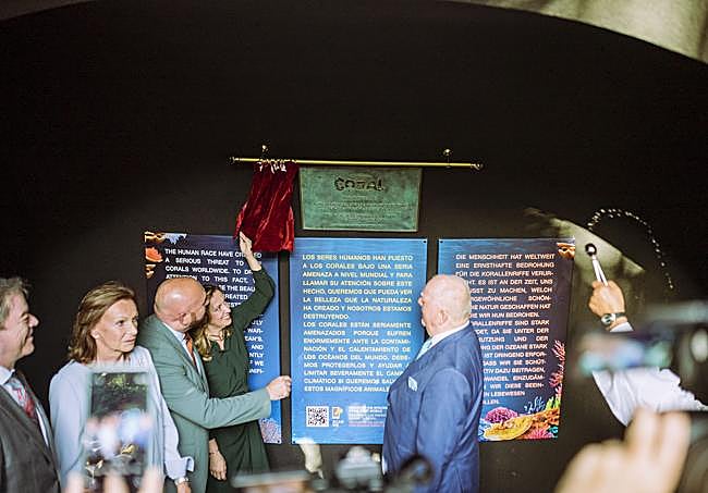 Momento en el que se destapa la placa conmemorativa