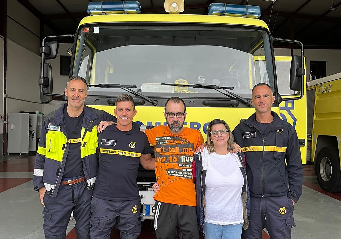 Parte del turno que atendió el incidente de Santidad junto a las dos personas rescatadas.