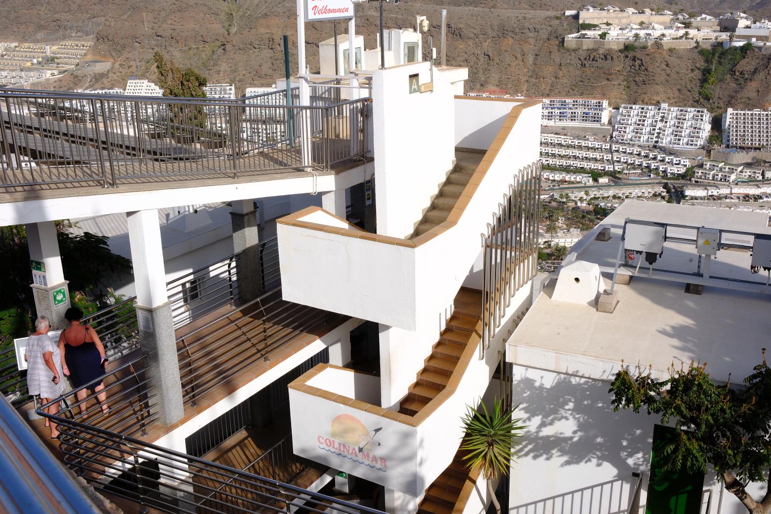 Imagen principal - Momento en el que sacaron el cuerpo del fallecido del hotel Colinar Mar, en Puerto Rico.