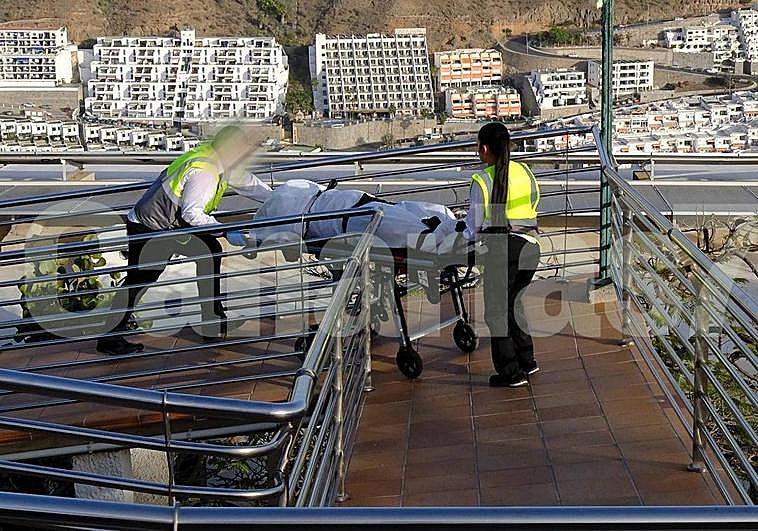 Momento en el que sacaron el cuerpo del fallecido del hotel Colinar Mar, en Puerto Rico.