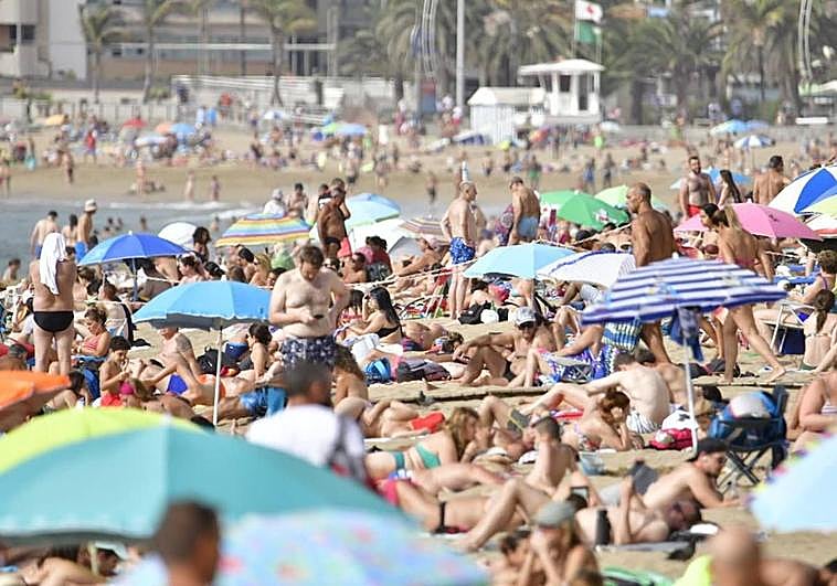 Turistas en Las Canteras.