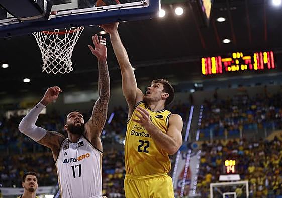 than Happ anota en el encuentro entre el Dreamland Gran Canaria y el Real Madrid.