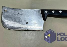 Imagen del machete con el que el hombre amenazó a la mujer.