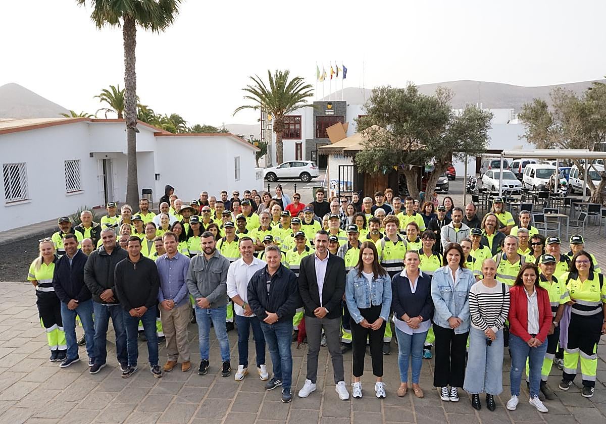 El alcalde Isaí Blanco y su grupo de gobierno, con los nuevos empleados.
