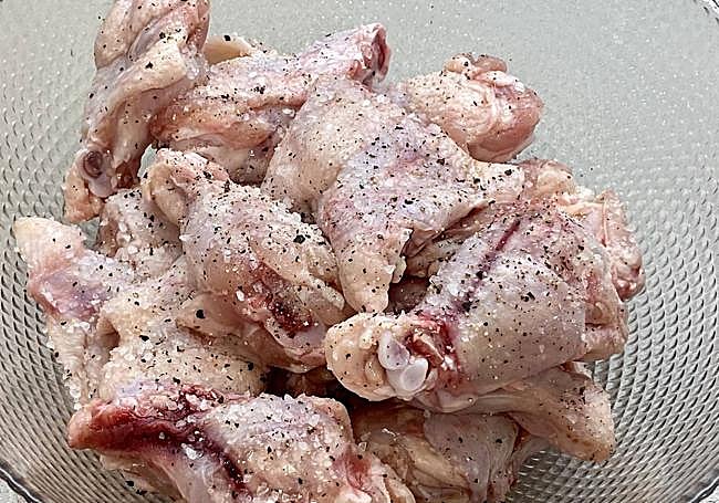 Salpimentamos los muslitos