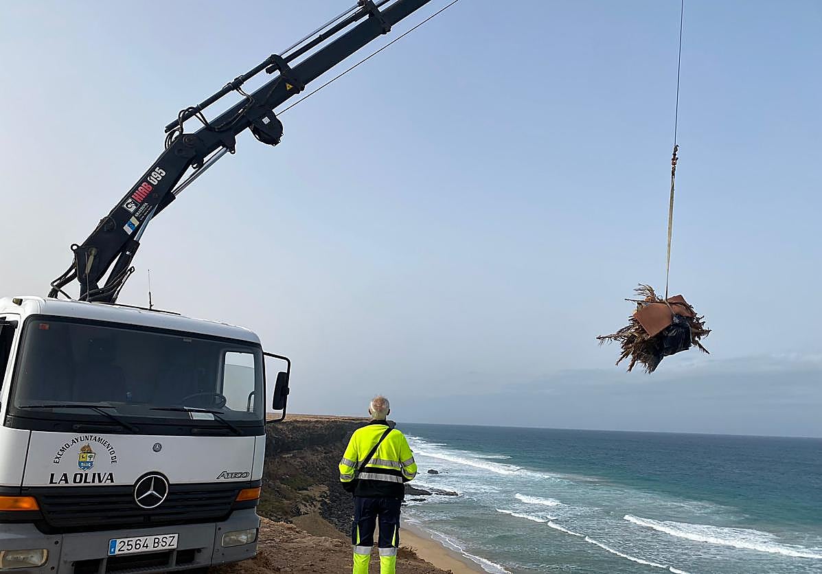 Imagen secundaria 1 - La Oliva limpia Piedra Playa tras la apertura de zanjas, el techado del goro y el váter químico