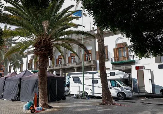 Furgonetas y casetas para el rodaje del nuevo trabajo de Alexis Valdés.